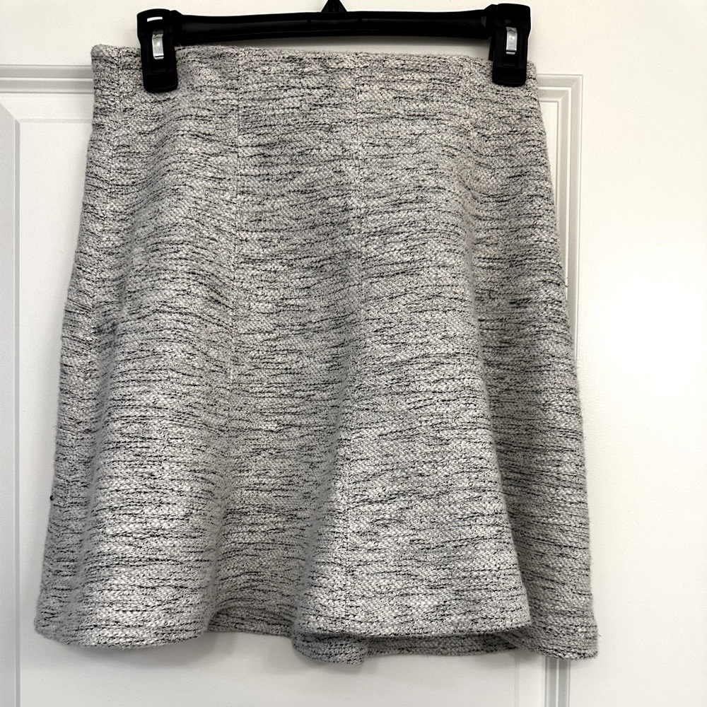 Thick, yet comfortable elastic waste. Provides warmth and comfort